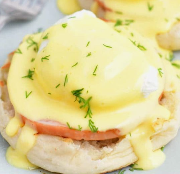 Hollandaise sauce with egg benedict
